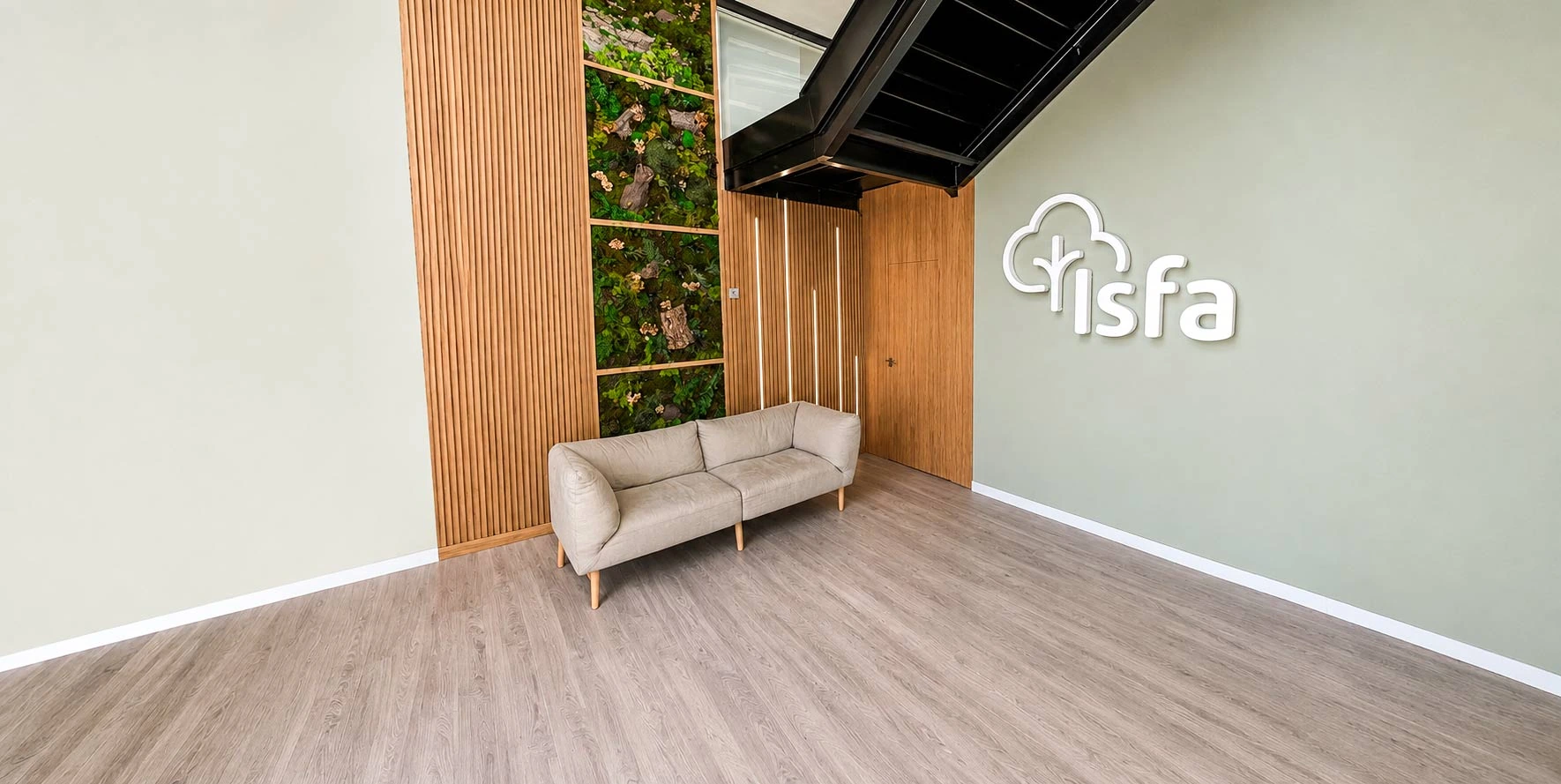 Sala de la oficina de ISFA con el logotipo en la pared