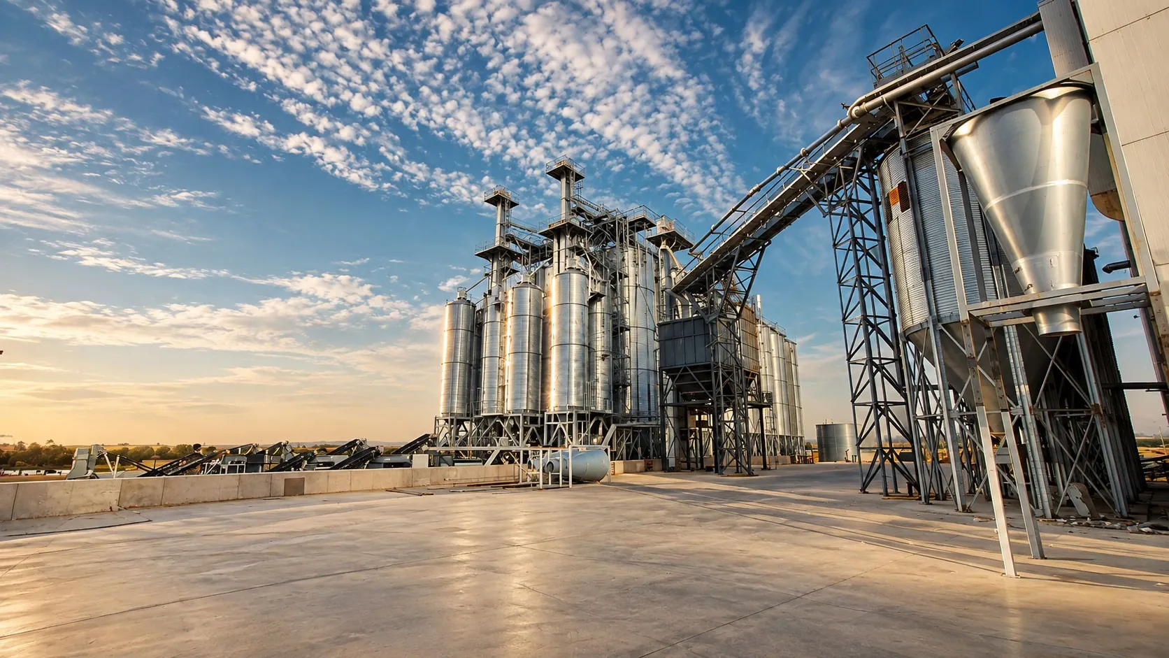 Planta industrial de almendra de Miajadas al atardecer