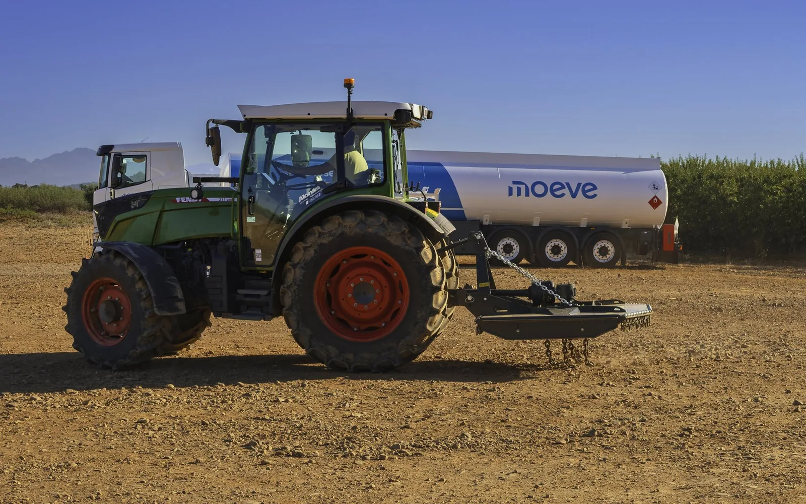 Tractor con la cisterna de diésel renovable de Moeve en una finca de ISFA