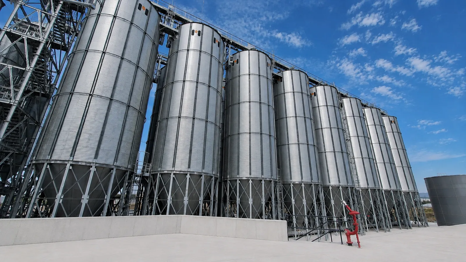 Silos de la planta industrial de almendra de Miajadas