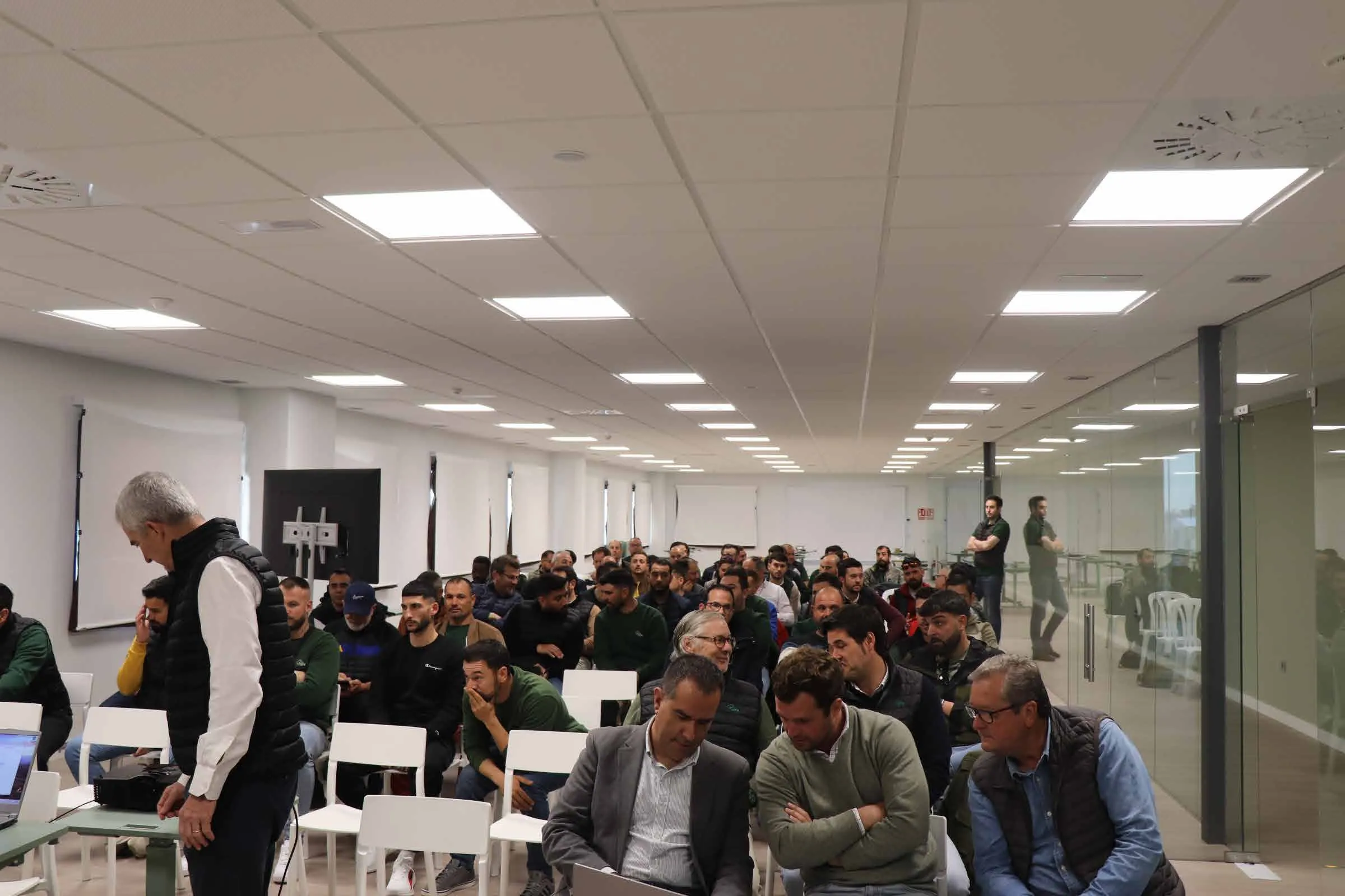 Jornada del equipo de ISFA ante decenas de profesionales reunidos en una sala