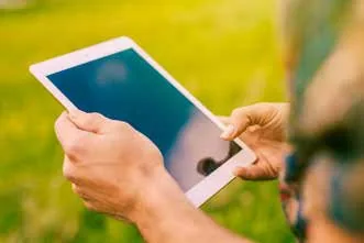 Técnico consultando datos agronómicos en una tablet